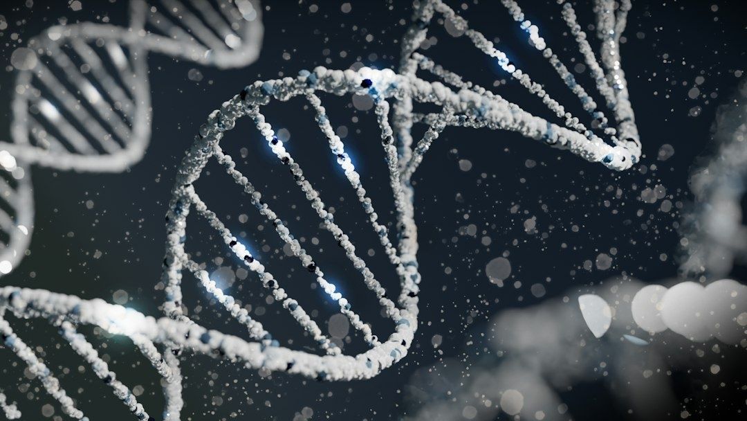 Närbild av en tredimensionell DNA-dubbelhelix i mörk miljö